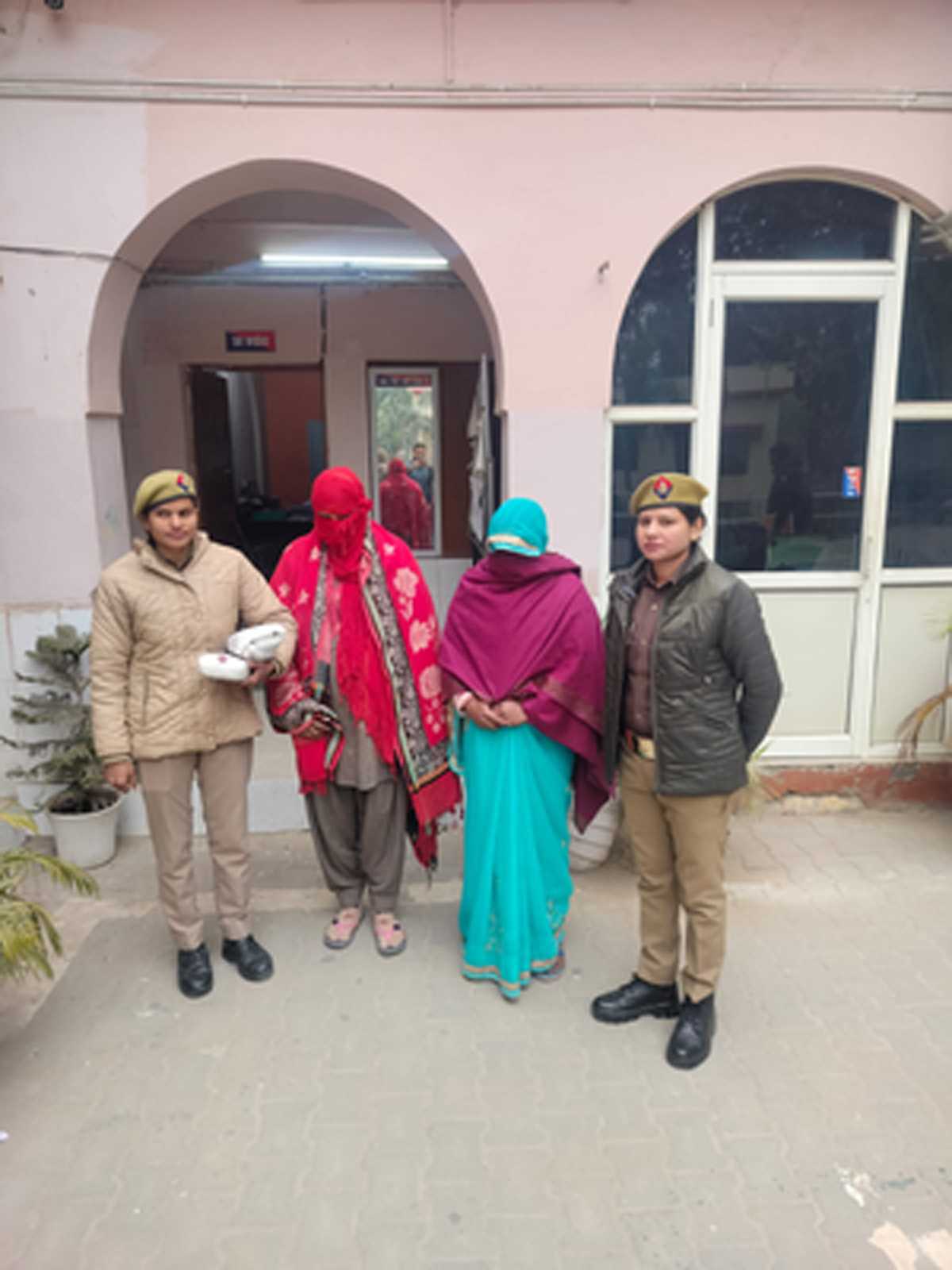 दो महिला तस्कर गिरफ्तार, कब्जे से अवैध नशे का सामान बरामद